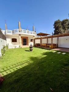 a large house with a yard with green grass at El-Rabee Hotel in Al Aqālitah