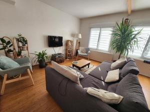 a living room with a couch and a tv at Les ridens in Sangatte