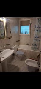 a bathroom with a sink and a toilet and a tub at Leydi 2 in Alicante