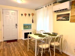 a dining room with a white table and chairs at Barker house-Sweet home in Niagara-on-the-Lake
