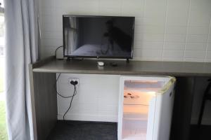 a tv sitting on top of a table at Hilltop Hotel in Goonellabah