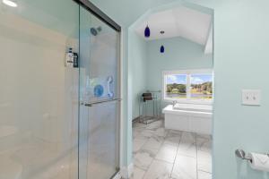 ein Badezimmer mit Dusche und Waschbecken in der Unterkunft Salmon River View in Pulaski + 47 Fotos