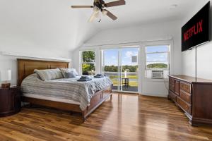 ein Schlafzimmer mit Bett und Deckenventilator in der Unterkunft Salmon River View in Pulaski