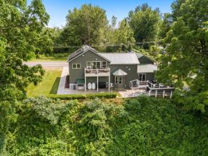 Luftaufnahme eines Hauses mit Bäumen in der Unterkunft Salmon River View in Pulaski