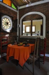een eetkamer met een tafel en een spiegel bij Villa Tentrem in Kemadang