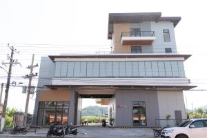 a building with motorcycles parked in front of it at Hotel Philippe Palo in Palo