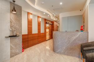 a lobby with a large marble counter and wooden doors at Whiyori Inn in Kaohsiung