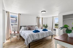 a bedroom with a bed with blue towels on it at Riverview Bliss in Beautiful Home in Pulaski