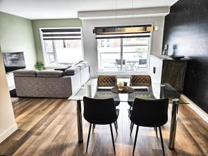 a living room with a table and chairs and a couch at Le201 Condo Chic Free Parking in Quebec City