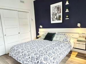 a bedroom with a bed and a blue wall at Le201 Condo Chic Free Parking in Quebec City +30 photos