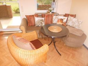 a living room with a couch and a table at Wald&Wiesengeflüster Zechlinerhütte in Rheinsberg