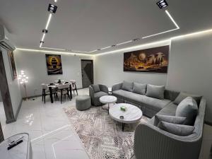 a living room with a couch and a table at برج الهندي in Cairo