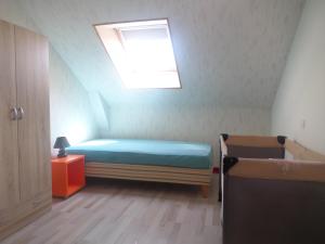 エルドゥヴァンにあるkassandreの小さなベッドルーム(ベッド1台、窓付)
