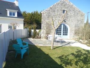 エルドゥヴァンにあるkassandreの青い椅子2脚付きの庭