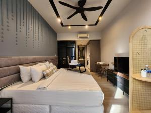 a bedroom with a large bed with a ceiling fan at Expressionz Suites, 300mbps Wifi, near KLCC, IJN by Wodages in Kuala Lumpur +146 photos