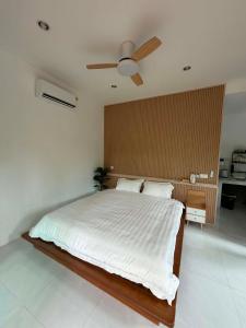 a bedroom with a large bed with a ceiling fan at Khao Raa Terrace 6 in Ko Phangan