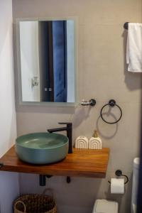 a bathroom with a green sink and a mirror at Japandi Las Islas in Puntarenas +44 photos