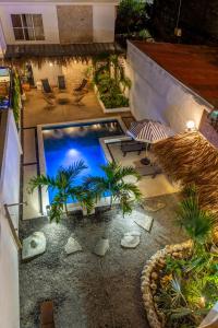 an overhead view of a swimming pool with palm trees at Japandi Las Islas in Puntarenas