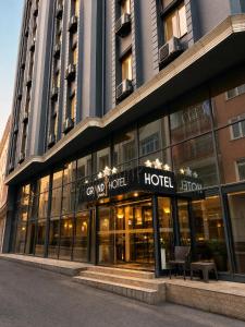 a building with a hotel on the side of it at Grand Park Hotel Corlu City Center Bed and Breakfast in Çorlu