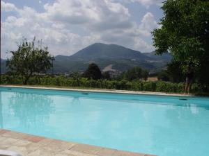 A general mountain view or a mountain view taken from a vidéki vendégházakat