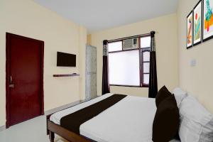 a bedroom with a bed and a window at Hotel O Chandigarh Outer Ring Road Formerly Ganesha in Chandīgarh +29 photos