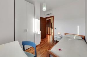 GiarratanaにあるSuite La perla degli Ibleiのベッドルーム1室(ベッド1台、テーブル、椅子付)
