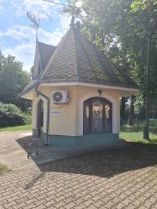a small building with a roof with a speaker at Elo Apartman in Csokonyavisonta