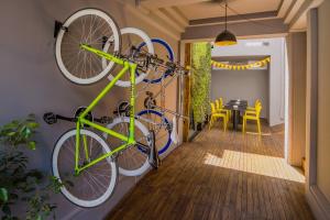 dos bicicletas colgando en una pared en una habitación en Casa Baquedano, en Santiago