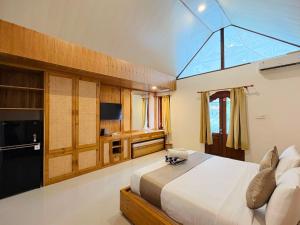 a bedroom with a large bed and a window at Kusnadi Hotel in Legian