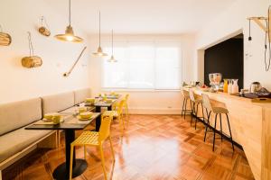 comedor con mesas y sillas y cocina en Casa Baquedano, en Santiago