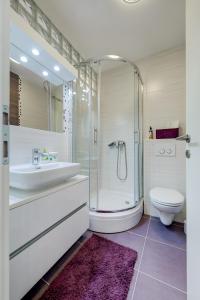 Kúpeľňa v ubytovaní Sea Rhapsody Apartment + 22 fotografií