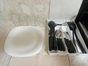 a white plate and some utensils on a counter at Apartamento Patagonia in Puerto San Julián