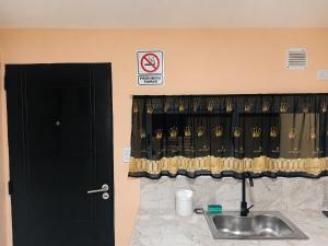 a bathroom with a black curtain and a sink at Apartamento Patagonia in Puerto San Julián
