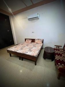 a room with a bed and a table in it at Guru hotel in Sūratgarh