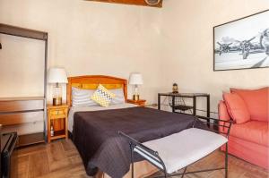a bedroom with a bed and a couch at Onenki in Hacienda Ojo de Agua