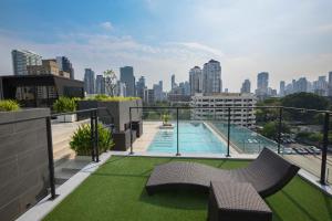 ein Balkon mit Blick auf die Skyline der Stadt in der Unterkunft ashley hotel bkk in Bangkok