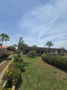 a garden in front of a building at Mansion Sublime in Chitré