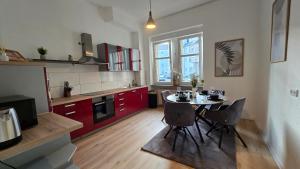 a kitchen with a table and chairs in a room at Altstadtnähe Sauna-Infrarot 2 Schlafzimmer in Koblenz
