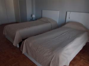 Giường trong phòng chung tại Apartamento Fonte Luz II