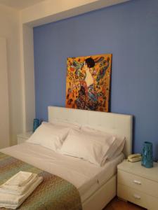コーミゾにあるLa Fontanaのベッドルーム1室(壁に絵画が描かれたベッド1台付)
