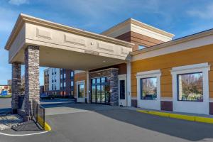 aury inn suites on the park building at Comfort Inn Fort Mill Amusement Park at Carowinds Blvd in Fort Mill