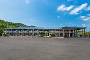 an empty parking lot in front of a large building at Quality Inn in Barbourville