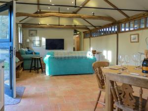 ein Wohnzimmer mit einem Sofa und einem Tisch in der Unterkunft Appletree Cottage Fressingfield in Fressingfield