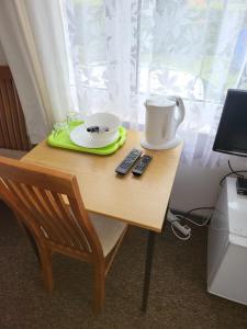 a table with a tea pot and a cup on it at Pokoje Gościnne u Marcina, Gästezimmer bei Martin in Mielno