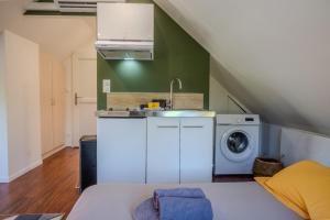 a kitchen with a sink and a washing machine at Les Cognassiers - Studio Cosy & Equipé - Parking Gratuit - Professionnels & Familles in Illkirch-Graffenstaden +244 photos