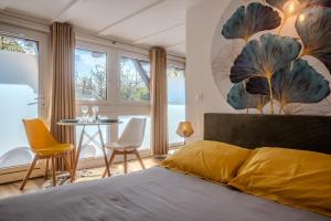 a bedroom with a bed and a table and chairs at Les Cognassiers - Studio Cosy & Equipé - Parking Gratuit - Professionnels & Familles in Illkirch-Graffenstaden