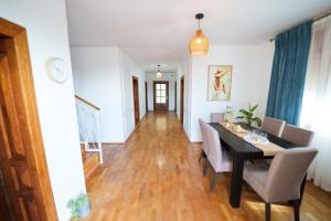 a dining room with a table and chairs at ELITEO GUESTHOUSE Dabuleni in Dăbuleni