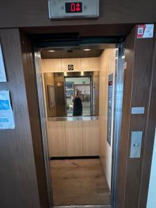 Eine Person fotografiert einen Spiegel in einem Aufzug in der Unterkunft Hotel les Alignements in Carnac