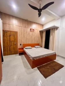 a bedroom with a bed and a ceiling fan at Ramaya Retreat Ayodhya in Faizābād