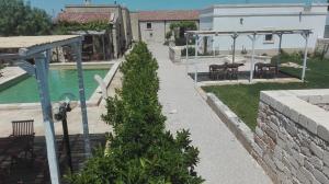Vaizdas į baseiną apgyvendinimo įstaigoje Masseria Sucéa arba netoliese